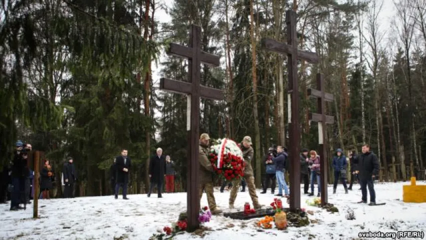 Фотафакт: міністр замежных спраў Польшчы наведаў Курапаты пад Мінскам