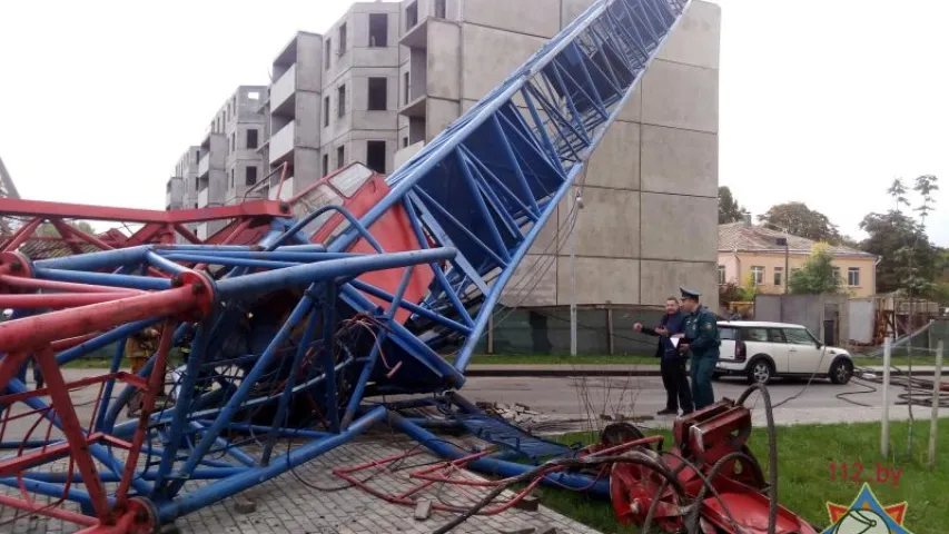 У Мінску вежавы кран зваліўся на прыватны дом (фота)