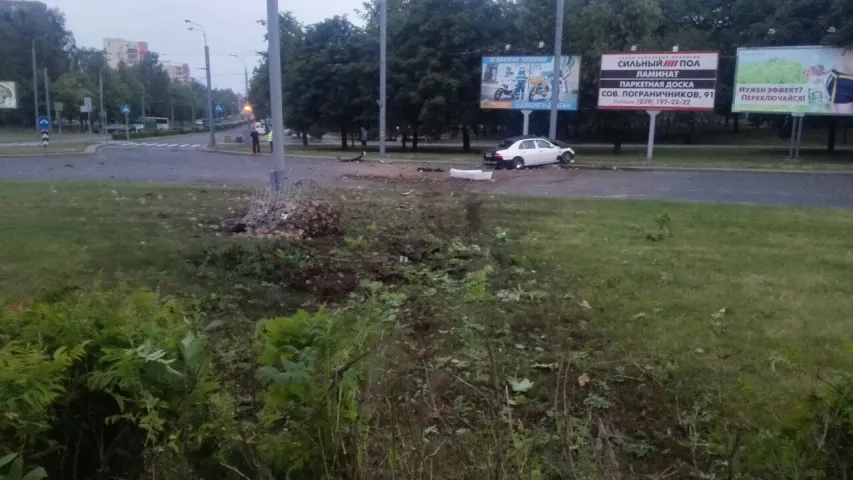 Уначы ў Гродне "Лексус" сутыкнуўся са слупом, кіроўца загінуў