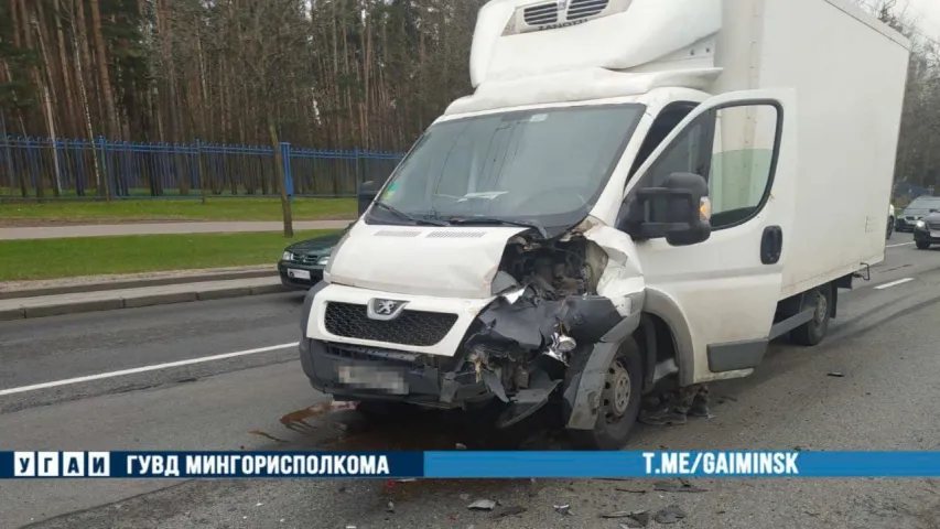 У Мінску ў ДТЗ трапіла каршэрынгавае аўто, якое пакінулі пасярод праспекта