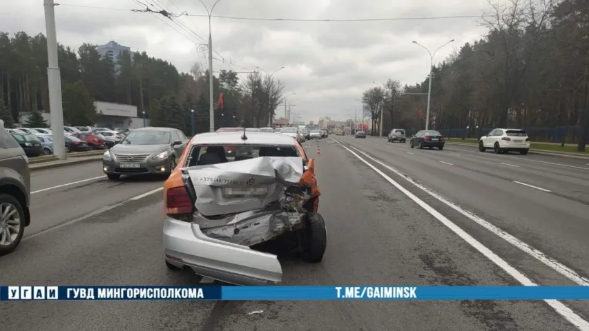 У Мінску ў ДТЗ трапіла каршэрынгавае аўто, якое пакінулі пасярод праспекта