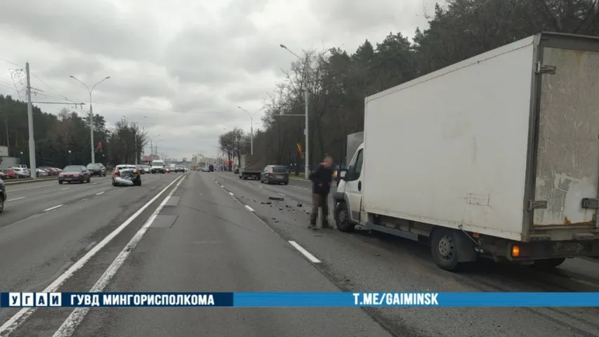 У Мінску ў ДТЗ трапіла каршэрынгавае аўто, якое пакінулі пасярод праспекта