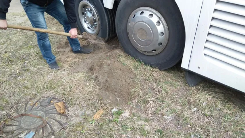 У Стоўбцах у пяску захрас аўтобус з ліцэістамі з Францыі