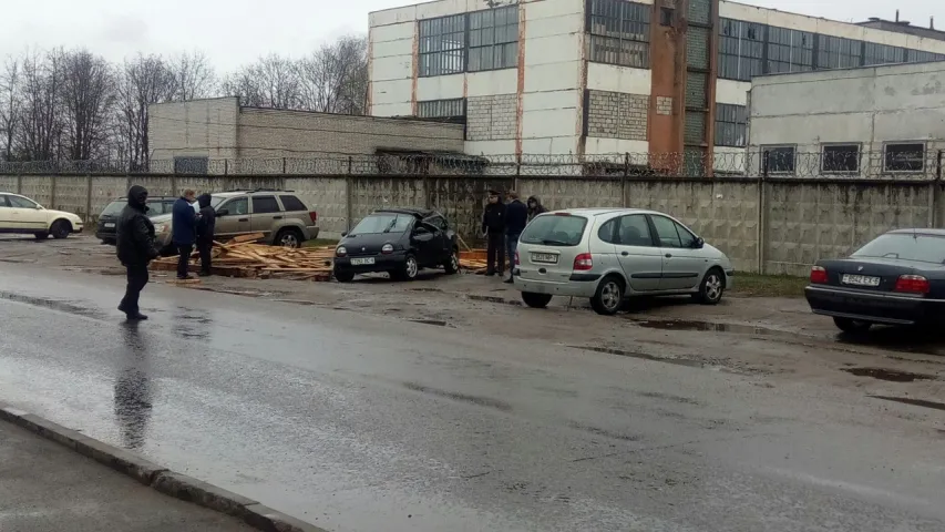 У Магілёве вецер сарваў дах з завода, пацярпеў аўтамабіль (фота)