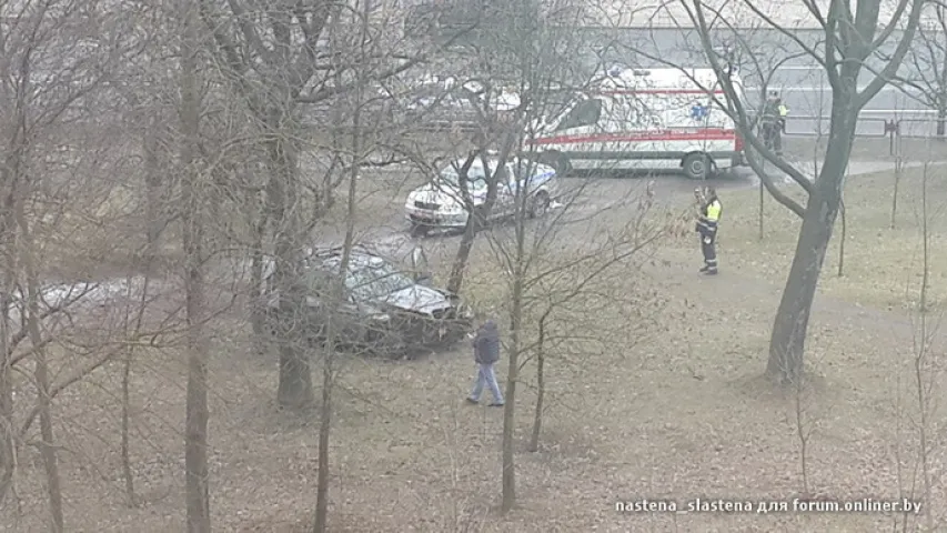 У сталіцы BMW пратараніў металічную агароджу і выехаў на тратуар (фота)