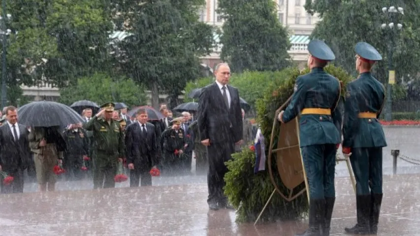 Пуцін трапіў у Маскве пад залевы і змок. Фота