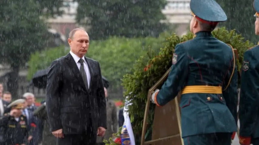 Пуцін трапіў у Маскве пад залевы і змок. Фота