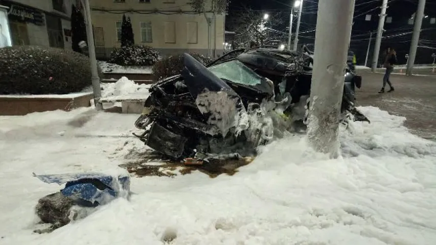 У Віцебску легкавік урэзаўся ў светлавую апору, кіроўца загінуў