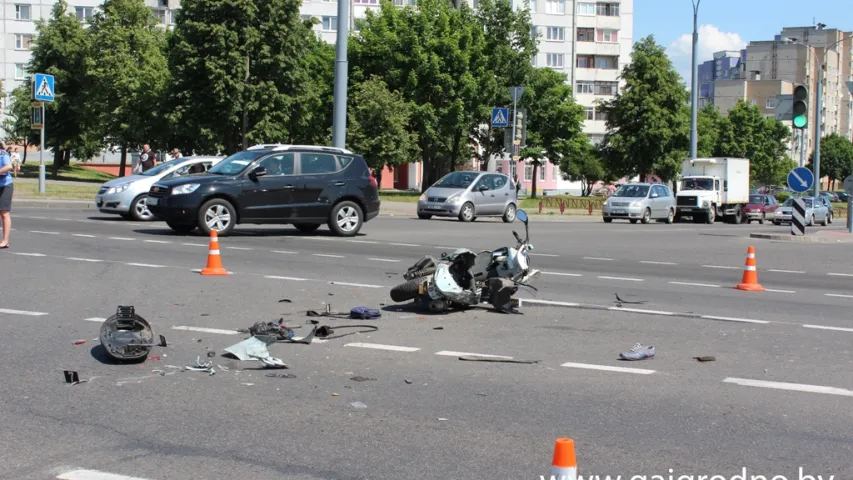 У Гродне дзяўчына на Mercedes не прапусціла скутэр, загінуў 32-гадовы мужчына