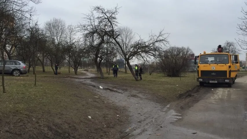 У сталіцы BMW пратараніў металічную агароджу і выехаў на тратуар (фота)