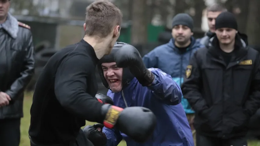 Кроў на твары мінскага амапаўца: сілавікі змагаліся за чорны берэт