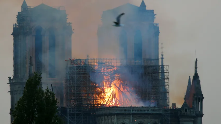 Пажар у Нотр-Дам дэ Пары: абваліўся дах, шпіль, расплавіліся вітражы (фота)