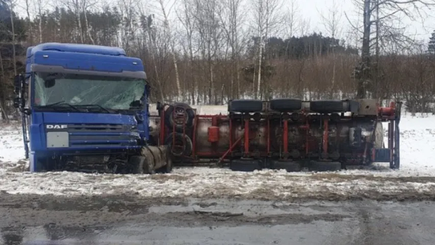 У Шклоўскім раёне мікрааўтобус трапіў пад фуру, загінуў кіроўца