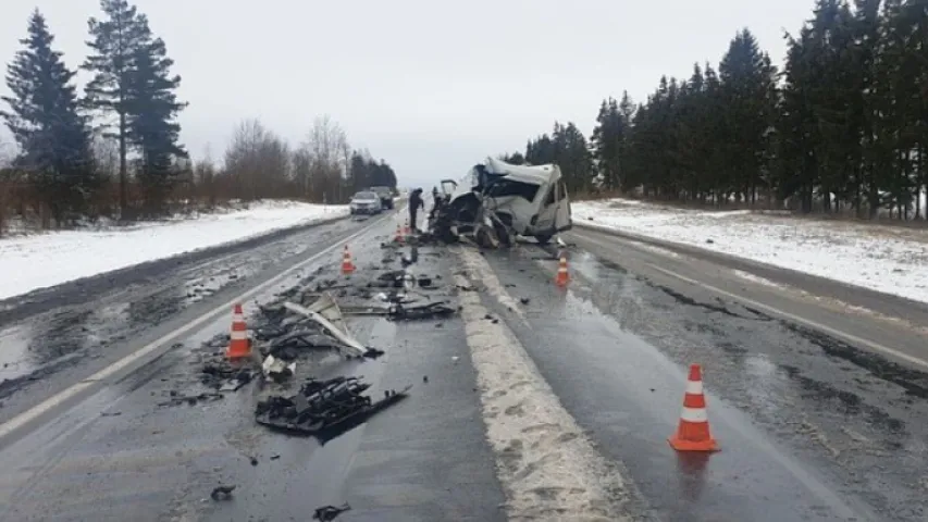 У Шклоўскім раёне мікрааўтобус трапіў пад фуру, загінуў кіроўца