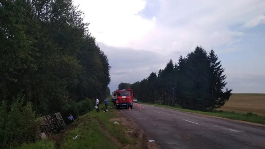 Пад Мінскам перакуліўся пасажырскі аўтобус, пацярпелі больш за 10 чалавек (фота)