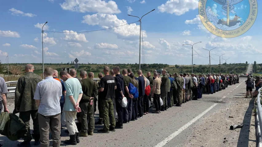 З'явіліся першыя фота вызваленых абаронцаў "Азоўсталі"