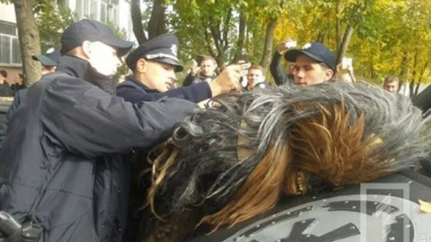 Дарт Вейдэр не змог прагаласаваць у Адэсе, а Чубаку затрымала паліцыя (фота)