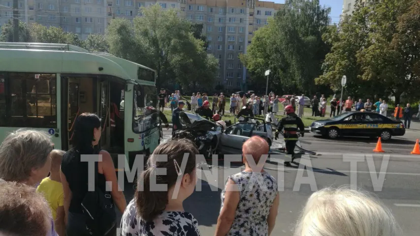 У Мінску легкавік урэзаўся ў тралейбус з пасажырамі (фота)