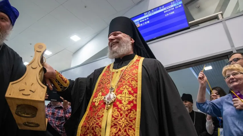 Як вернікі сустракалі Жыватворны агонь у Нацыянальным аэрапорце “Мінск” (фота)