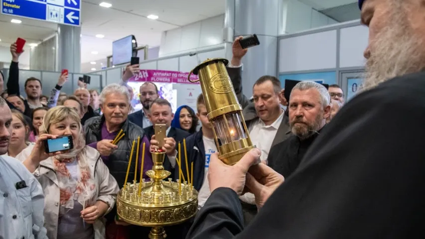 Як вернікі сустракалі Жыватворны агонь у Нацыянальным аэрапорце “Мінск” (фота)