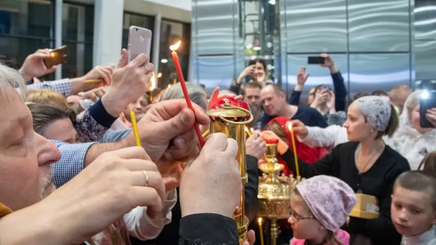 Як вернікі сустракалі Жыватворны агонь у Нацыянальным аэрапорце “Мінск” (фота)