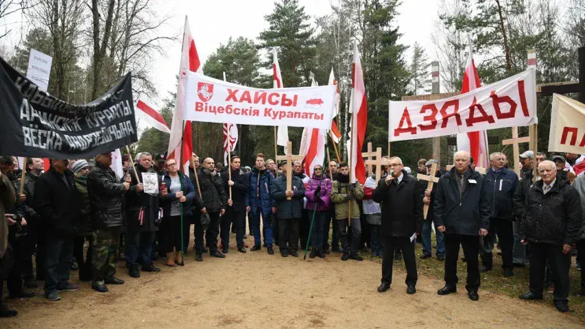 Дзяды скончыліся мітынгам у Курапатах: свечы, крыжы і ліст ад Пазняка