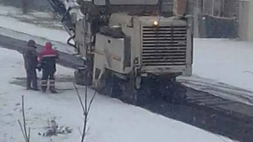 У Магілёве асфальт кладуць на першы снег (фота)