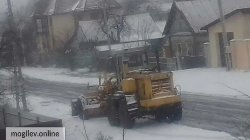 У Магілёве асфальт кладуць на першы снег (фота)