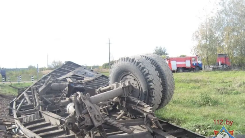 Пад Асіповічамі грузавы цягнік урэзаўся ў паўпрычэп МАЗа