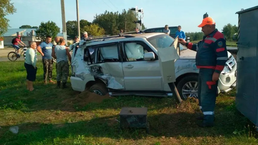 У Салігорску "Міцубісі-Паджэра" трапіў пад цягнік (фота)