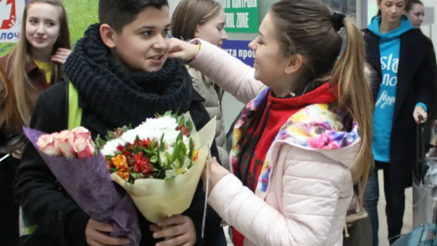 Руслана Асланава ў аэрапорце сустракалі прыхільніцы (фота)