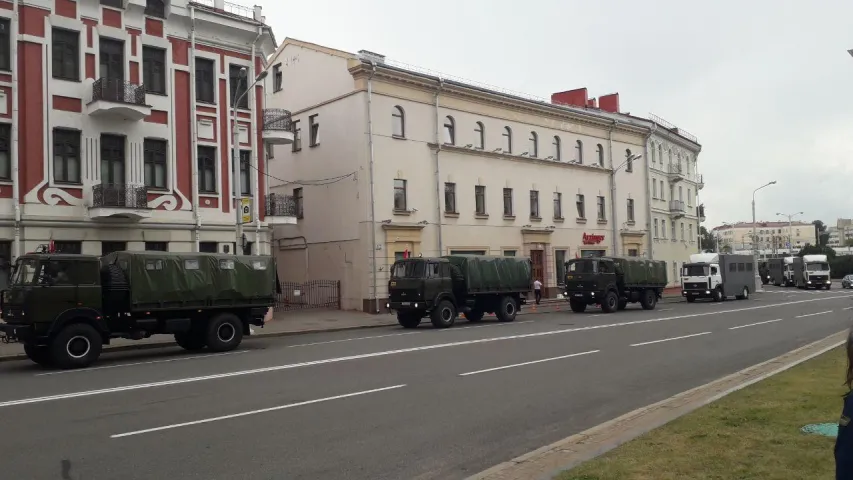 Настаўнікі пратэстуюць на ганку Мінадукацыі, да іх падагналі аўтазакі