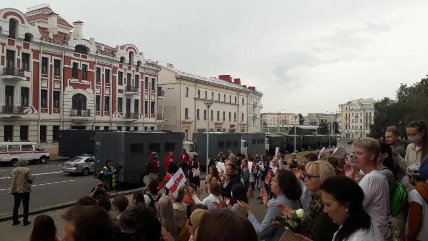 Настаўнікі пратэстуюць на ганку Мінадукацыі, да іх падагналі аўтазакі