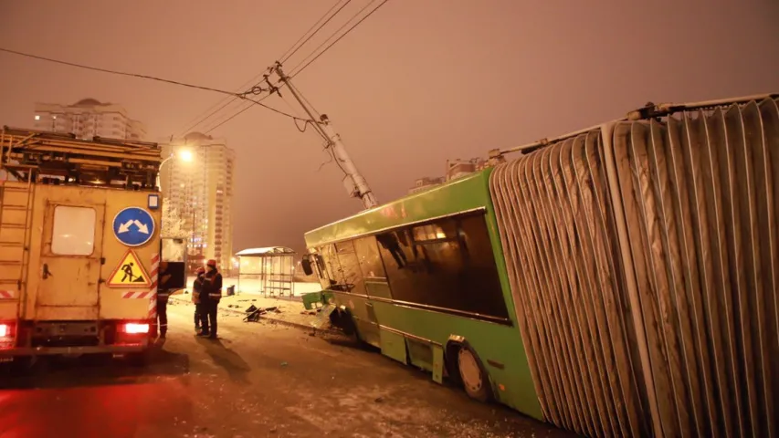 Жорсткая аварыя ў Мінску: рэйсавы аўтобус ўрэзаўся ў слуп