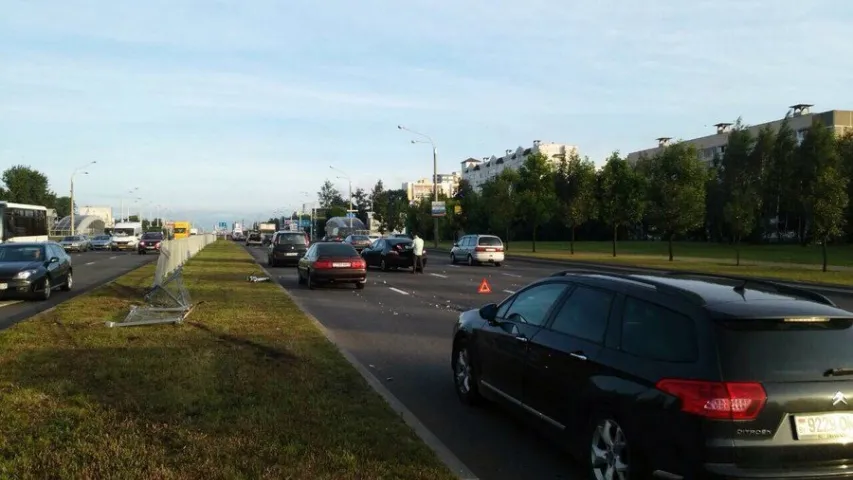 Аўтобус з пасажырамі ў Мінску прабіў агароджу і выехаў на сустрэчную паласу