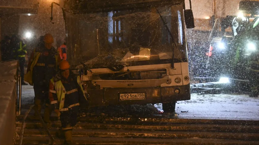 З'явілася відэа, як аўтобус у Маскве заехаў у падземны пераход