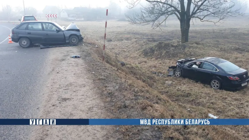 Пад Смалявічамі ў лабавым сутыкненні "Опеля" і "Мазды" пацярпелі 5 чалавек