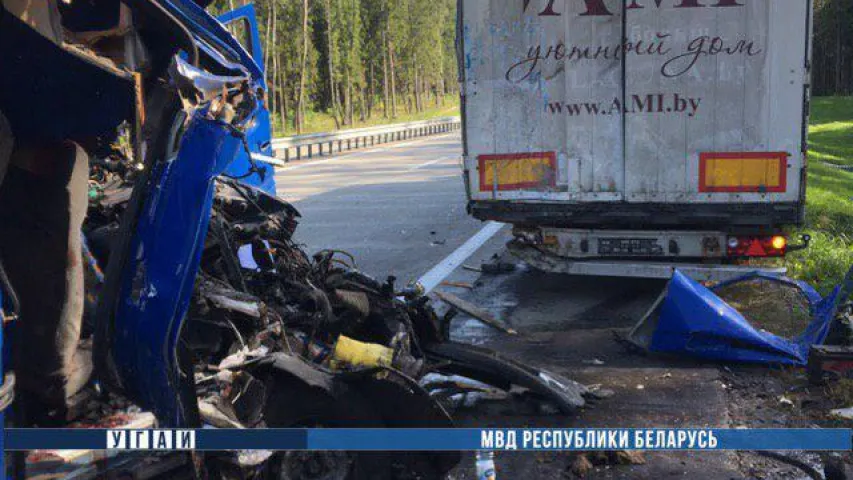 Пад Мінскам маршрутка ўрэзалася ў фуру: загінулі два пасажыры (фота)