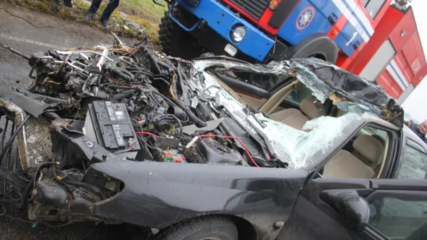 Каля Смаргоні Peugeot падчас абгону трапіў пад фуру (фота)