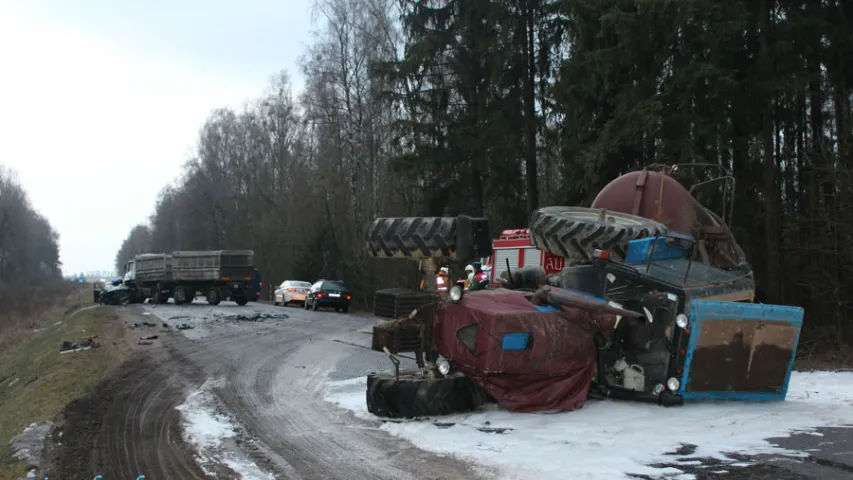 Пад Гроднам аўтааварыя з удзелам аўтацягніка, трактара і легкавіка (фота, відэа)