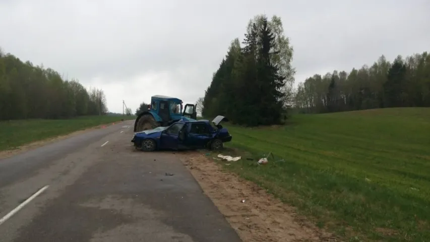 У Ашмянскім раёне Nissan трапіў пад трактар, загінула жанчына