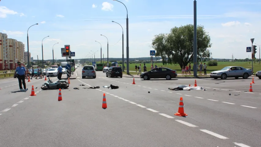 У Гродне дзяўчына на Mercedes не прапусціла скутэр, загінуў 32-гадовы мужчына