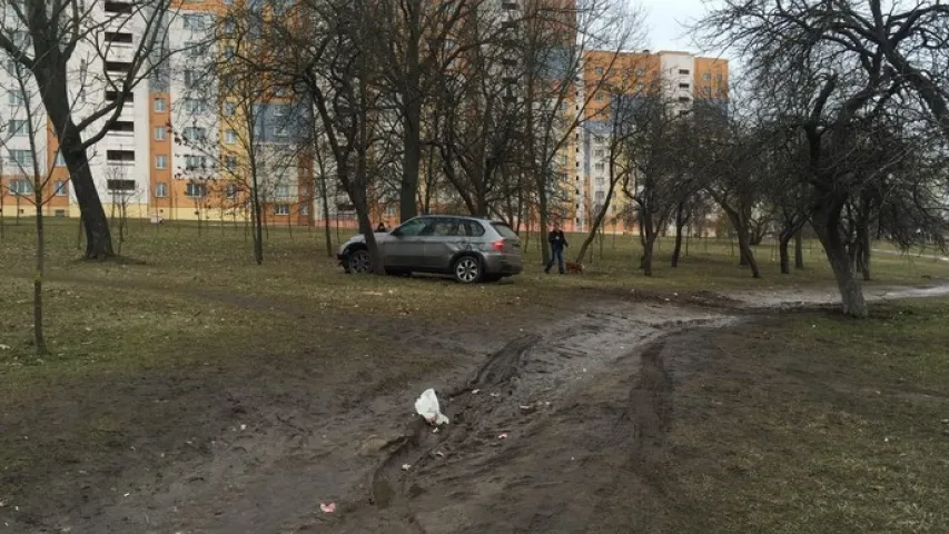 У сталіцы BMW пратараніў металічную агароджу і выехаў на тратуар (фота)