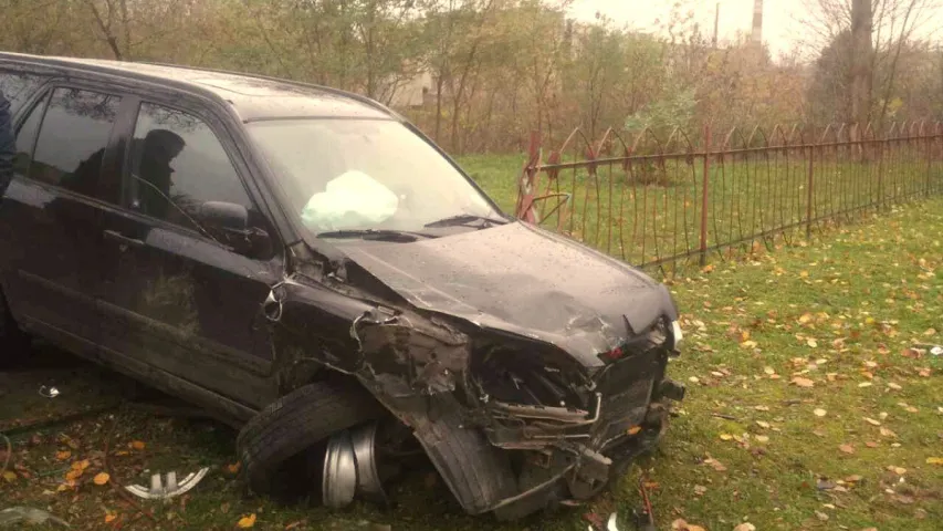 П’яны кіроўца на “Хондзе” ўцякаў ад ДАІ, збіў слуп і агароджу школы (фота)