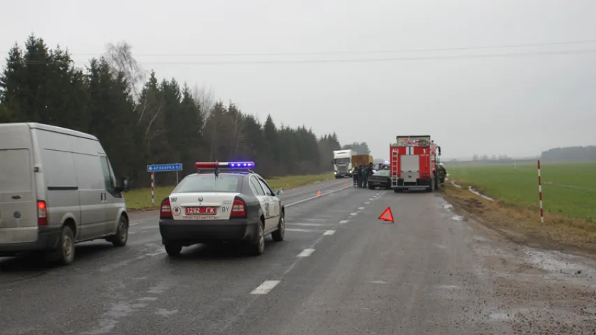 Каля Смаргоні Peugeot падчас абгону трапіў пад фуру (фота)