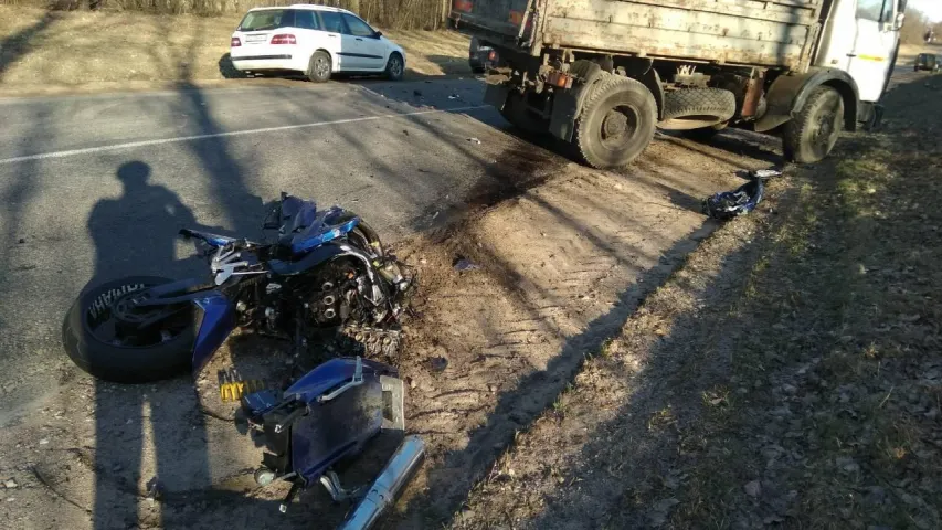 Пад Ружанамі байкер урэзаўся ў грузавік і загінуў