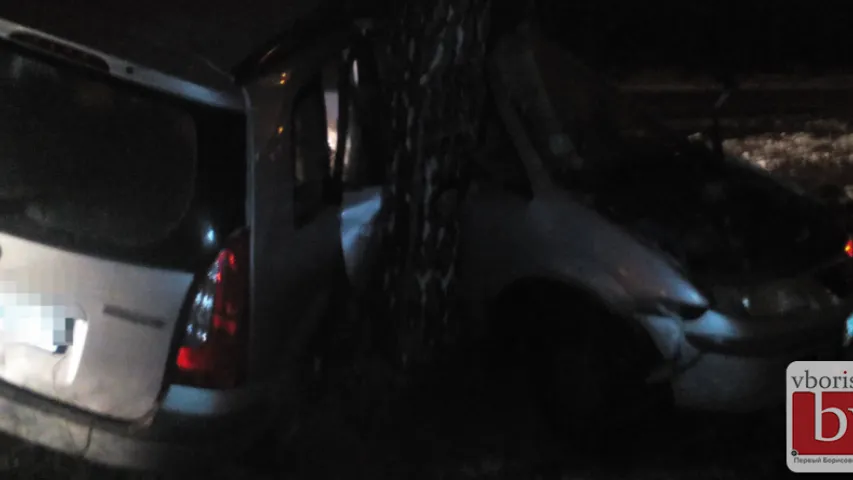 Фотафакт: у Барысаве аўтамабіль Mazda Premacy разарвала на дзве часткі