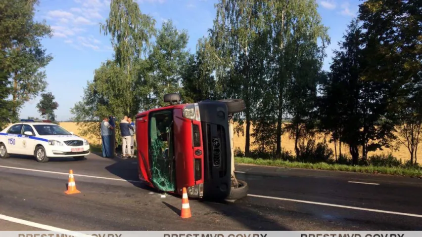 Мікрааўтобус з 10 пасажырамі перакуліўся ў Баранавічах (фота)