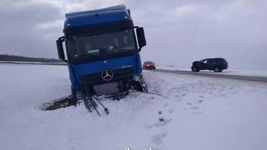 Пад Баранавічамі масквіч на аўто ўлабавую ўрэзаўся ў фуру (фота)