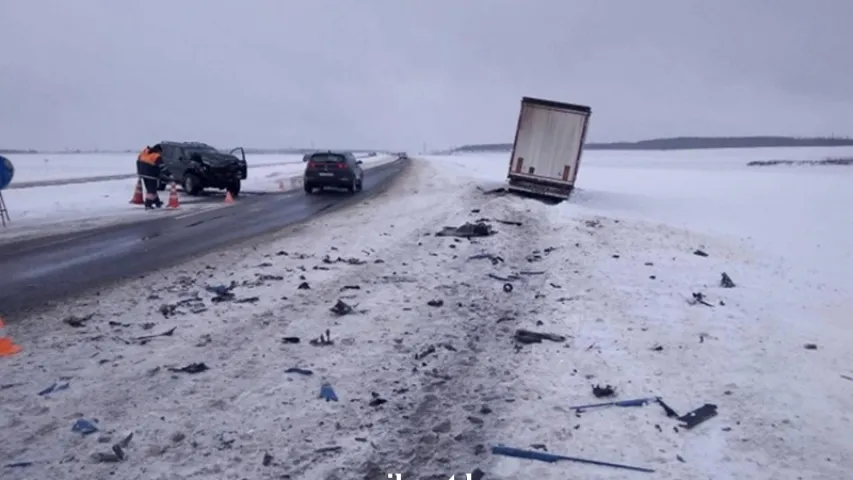 Пад Баранавічамі масквіч на аўто ўлабавую ўрэзаўся ў фуру (фота)